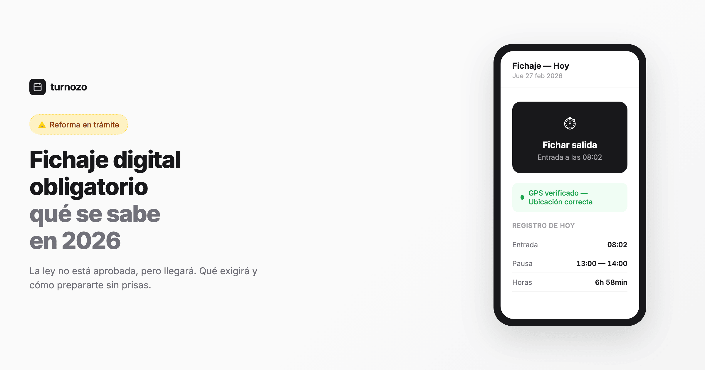 Empleado fichando desde el móvil con verificación GPS